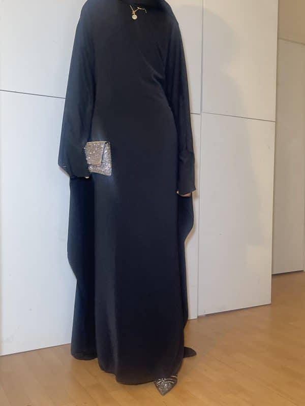 abaya chic grand grande elegant femme forte cyve curvy mastour outfit femme musulmane aid dubai tall grande taille paris