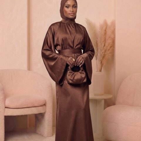 Confection Abaya satin avec ceinture intégrer grande taille tall – Marron
