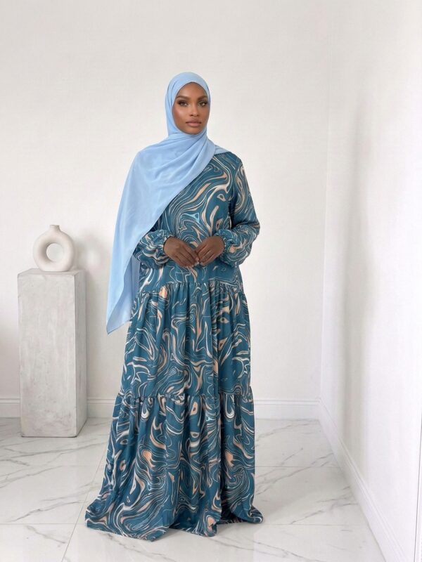 Robe Élégance ample Haute Silhouette avec attache à l'intérieur pour cintré – Spécial Grandes Tailles jusqu'à 1m85 Laisse-toi sublimer par cette robe longue à motifs, pensée pour les femmes grandes qui refusent de faire des compromis entre style, confort et élégance . Coupe longue et fluide, parfaitement adaptée aux silhouettes mesurant jusqu'à 1m85  sans retouches nécessaires. Manches bouffantes raffinées avec finitions soignées, pour une allure à la fois féminine et structurée. Fermeture boutonnée discrète au niveau du cou, pour une touche de pudeur chic et un port de tête sublimé. Lien d’attache intégré à l’intérieur, permettant de cintrer subtilement la taille sans altérer le tombé naturel du tissu. Motif signature : une harmonie parfaite entre modernité et élégance intemporelle. Conçue pour t’accompagner dans tous tes moments forts, cette robe incarne l’ADN Belinia Prestige : la mode qui t’élève, à ta hauteur. Va jusqu'à la taille 64 TAILLE UNIQUE de 1m85  ATTENTION : Robe très longue : Longueur de la robe 1m65 ATTENTION VRAI Grande Taille : Taille unique, penser à bien vérifier la LONGUEUR avant toutes commandes.