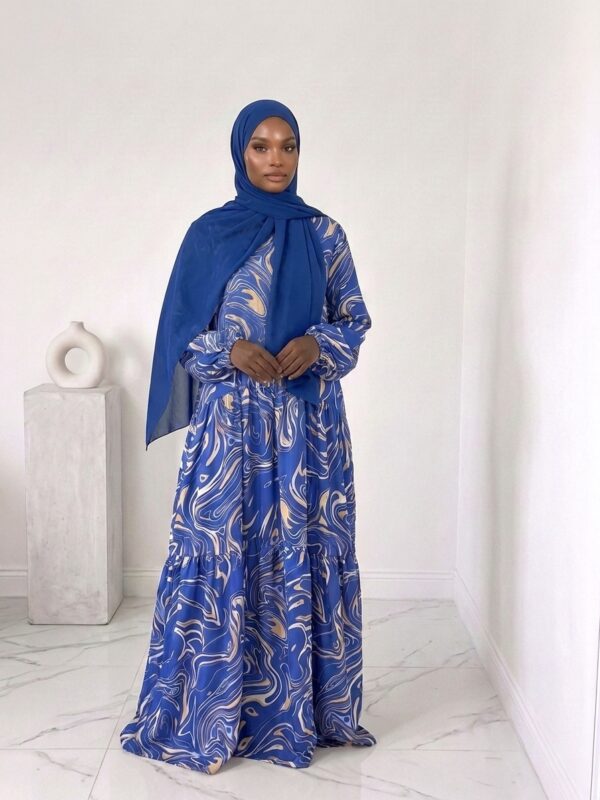 Robe Élégance ample Haute Silhouette avec attache à l'intérieur pour cintré – Spécial Grandes Tailles jusqu'à 1m85 Laisse-toi sublimer par cette robe longue à motifs, pensée pour les femmes grandes qui refusent de faire des compromis entre style, confort et élégance . Coupe longue et fluide, parfaitement adaptée aux silhouettes mesurant jusqu'à 1m85  sans retouches nécessaires. Manches bouffantes raffinées avec finitions soignées, pour une allure à la fois féminine et structurée. Fermeture boutonnée discrète au niveau du cou, pour une touche de pudeur chic et un port de tête sublimé. Lien d’attache intégré à l’intérieur, permettant de cintrer subtilement la taille sans altérer le tombé naturel du tissu. Motif signature : une harmonie parfaite entre modernité et élégance intemporelle. Conçue pour t’accompagner dans tous tes moments forts, cette robe incarne l’ADN Belinia Prestige : la mode qui t’élève, à ta hauteur. Va jusqu'à la taille 64 TAILLE UNIQUE de 1m85  ATTENTION : Robe très longue : Longueur de la robe 1m65 ATTENTION VRAI Grande Taille : Taille unique, penser à bien vérifier la LONGUEUR avant toutes commandes.