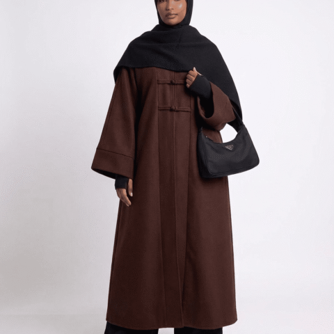 Manteau long avec boutons brandebourg et manches larges
